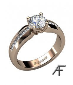 enstensring med fadeninfattade briljantslipade diamanter i skenan