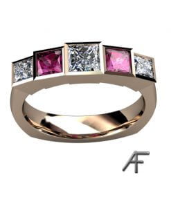 alliansring med diamanter och rosa safirer