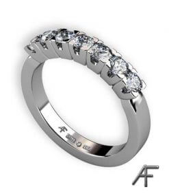 alliansirng i 18 k vitguld med diamanter