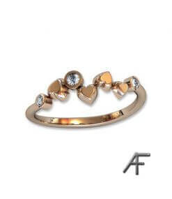 alliansring i 18 k rött guld med hjärtan och diamanter