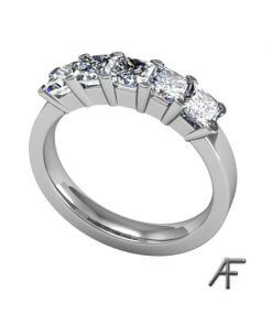 alliansring med prinsess slipade diamanter i platina