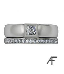 enstnesring i platina med alliansring