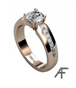 enstensring i 18 k rött guld med infattade prinsess slipade diamanter i skenan