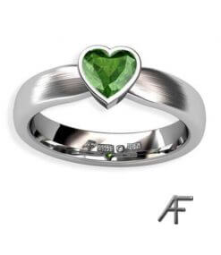 Grön turmalin hjärta i vitguldsring