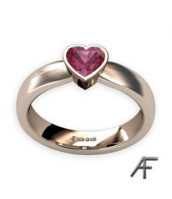 ring med hjärtslipad spinell
