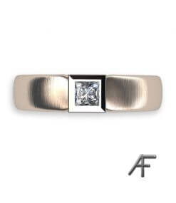 nina guldring matterad yta med prinsess slipad diamant