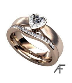 ring i rött guld med hjärt slipad diamant