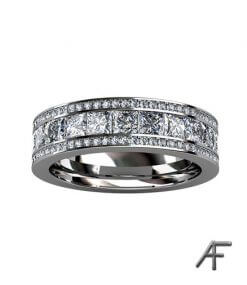 vigselring med prinsess slipade diamanter och briljantslipade diamanter