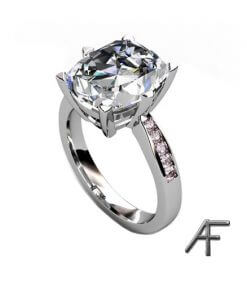 vitgudsring med stor fenakit och rosa diamanter