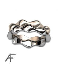 ringar att sätta bredvid varandra i guld