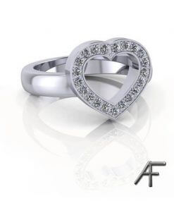 vitguldsring med hjärta och diamanter