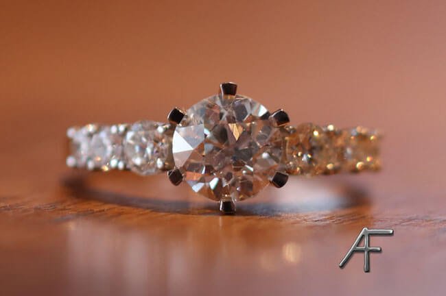 platinaring med antikslipad diamant