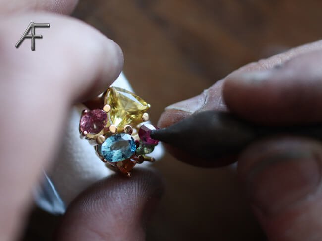 Ädelstenar passas in i vigselring